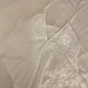 Linne❤️ - Ett vit linne från pull&bear 