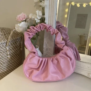 Rosa rynkad väska - Den är i bra skick 