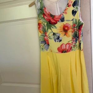 Klänning - Klänning oanvänd köpt utomlands i storlek m barnstorlek🦋