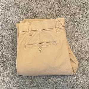Chinos Oanvända 32/32 - Säljer mina oanvända chinos från Dressman då dem aldrig har kommit till användning och nu är för små. Ett par riktigt snygga och stilrena chinos som är perfekt till alla tillfällen😊  Storleken är 32/32.