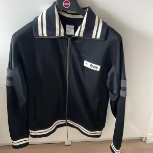 Rhude x Puma  - Säljer denna limited koftan, collab mellan Rhude och Puma. Storlek S och passar S/M. Skick 9,5/10. Hör av er vid andra frågor🤝