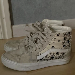 Beiga vans! - As snygga vans som inte går att köpa längre. Säljer då de är för små för mig❤️pris kan diskuteras vid snabbt köp!