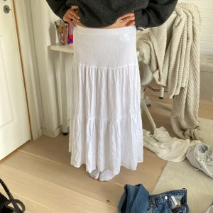 Ballerina Kjol - Långkjol som är från Stradivarius storlek S. Den är dock kortare för att min pappa råkade tvätta den så den blev kortare.. så det är som en ballerina kjol nu (se bild 3) 🤗