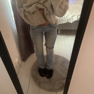Ljusblåa jeans - Säljer mina super fina ljusblåa jeans från hm, skulle nog säga att dom är lite små i storleken, jag har dom i 40 men brukar ha 36-38, hör av er för fler bilder!💞