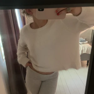 Vit ”stickad” - En jätte skön och mysig vit typ ”lurvig” stickad tröja, använt fåtal gånger, den är ganska liten i storleken💞