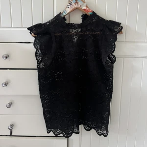 Svart spetstopp - Säljer denna svarta spetstopp som är i nyskick eftersom den inte kommer till användning. Storlek S, den är från JDY köpt i november förra året. 