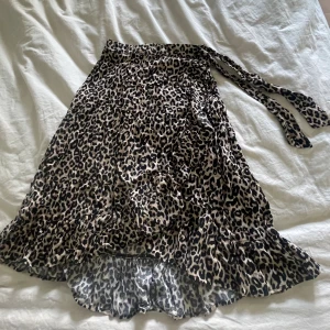 Leopard kjol - Leopard kjol med knyte vid midjan! Slutar ungefär vid knäna på mig som är 167. Storlek 146/152 och passar xs.