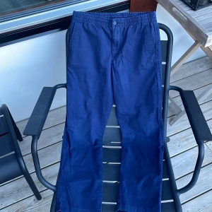 Säljer ett par Ralph lauren chinos som är perfekta till sommare, skriv om du har några frågor om mått Elr sånt! - 9/10 i skick använd typ 3 gånger!