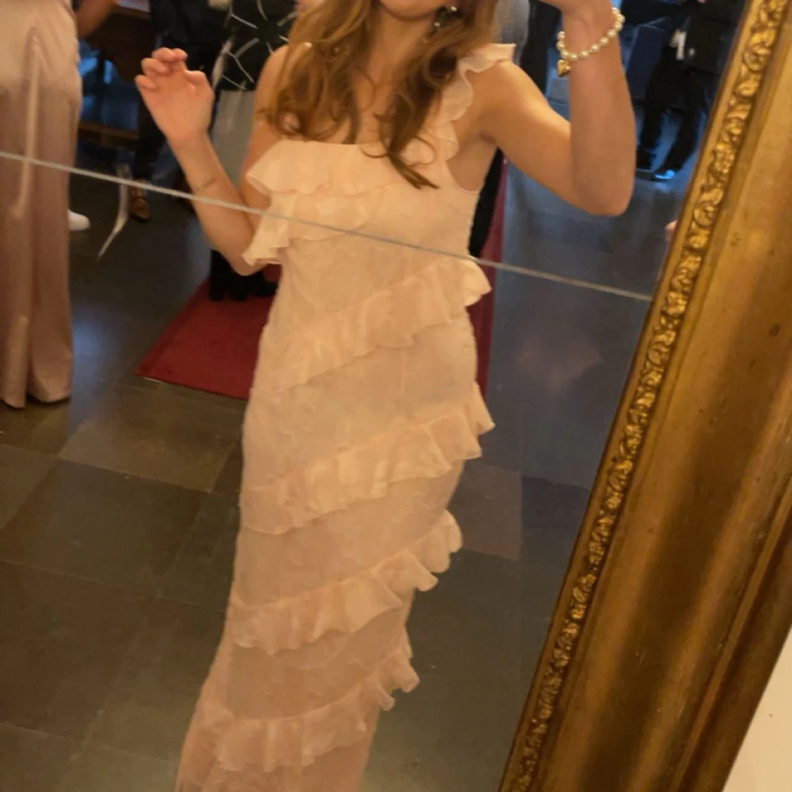 Ljusrosa volangklänning - 91