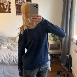 Stickad tröja - Mörkblå stickad tröja från vila, jättebra skick, priset kan diskuteras