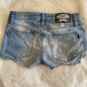 Lågmidjade jeansshorts  - Lågmidjade jeansshorts från crocker🥰 tunna i materialet.  Midja: 35/36cm rakt över Längd: 23cm