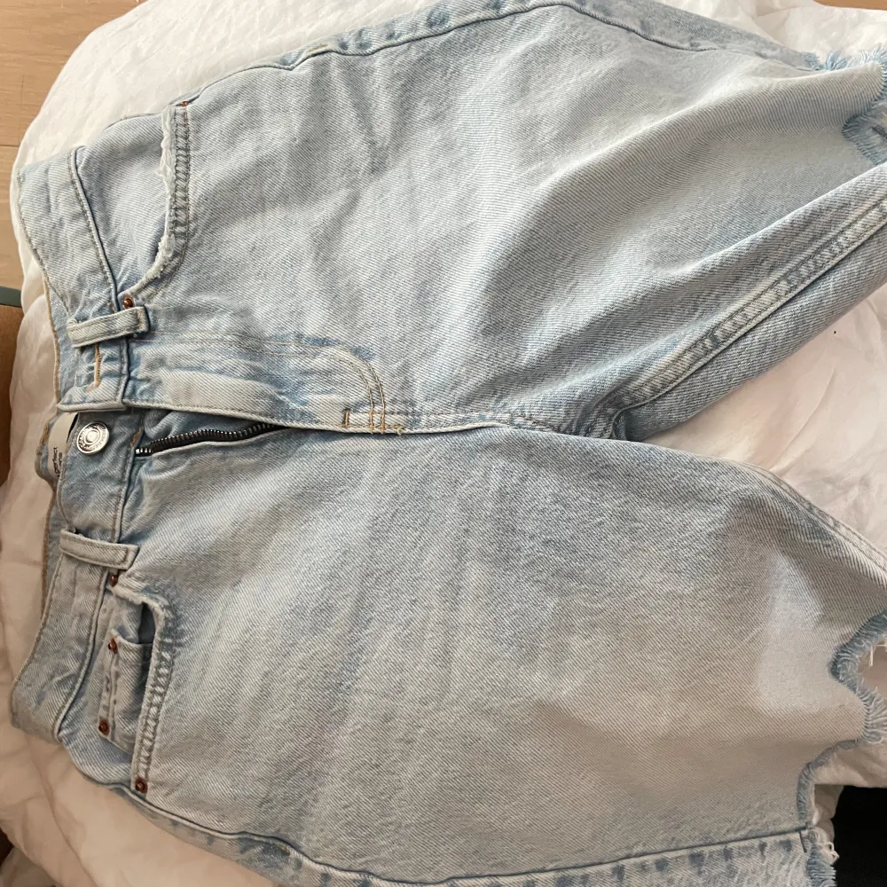 Fina biker jeans shorts som används fåtal gånger, det har nu blivit för liten för mig.. Jeans & Byxor.