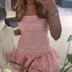 Söt sommar klänning - Rosa klänning från design by amor i storlek S☺️ använd 1 gång så i nyskick utan defekter. Nypris 699