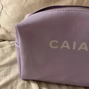 Caia necessär  - Fins lite smink fläckar inuti, ska försöka få bort det så bra som möjligt 