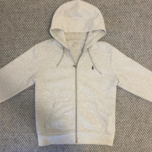 Polo ralph lauren hoodie - Grå ziphoodie från polo ralph lauren. Storlek L, sitter som en L/M. I nyskick, inga fläckar eller skador. Hör gärna av dig vid frågor😉👊🏽