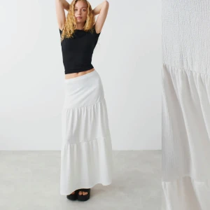 Vit maxi skirt - Ginatricot oanvänd - Den här kjolen är i färgen ”off-white” och är oanvänd. Har fortfarande etikettet på. Köpt för 399kr från Ginatricot, just nu är den slutsåld överallt.  Säljer mkt billigt då storleken inte passade🌸 kom gärna med prisförslag💡