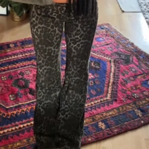 Leopard jeans - Så sjukt snygga o populära leopard jeans