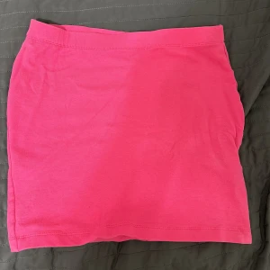 Kjol - En rosa kjol i storlek 38. Skulle säga att den även passar 34 och 36🥰