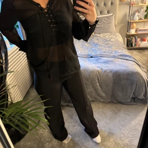 Blus  - Blus från ginatricot i storlek 38, genomskinlig men jätte fin med ett linne under!