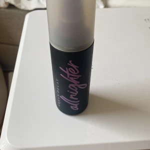 Urban decay all nighter settingspray - Säljer den för att den aldrig kommer till användning. Köpt för 435 kr på kicks. Det är den stora varianten. Använd kanske 3 gånger men den är typ helt full. Hör av er om ni är intresserade💘💘