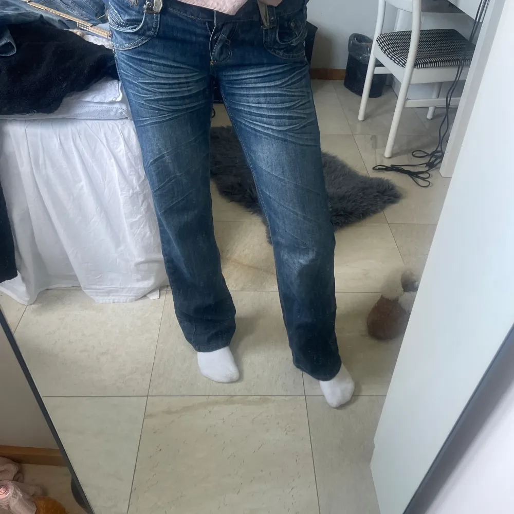 Supercoola jeans köpa på Vinted. Ena skärphylsan har lossnat men inget som syns.  Midjemått: 37 rakt över Innerbenslängd: 80 cm (jag är 170). Jeans & Byxor.