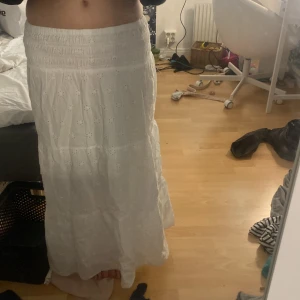 Långkjol - Perfekt till sommaren. Säljer en långkjol från Gina då jag tycker att den är för kort för mig. Den är aldrig använd. 