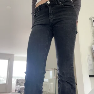 Svarta jeans  - Ett par svarta fina jeans som är bootcut och lite lågmidjade. Dom känd lite större en vad dom är.