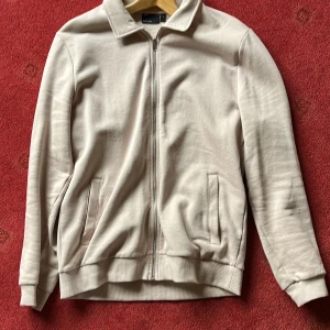 ASOS tröja  - Sparsamt använd  Dragkedja  Fickor  Krage  Storlek M 