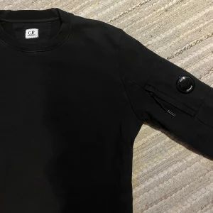 Cp company sweatshirt  - Tja! Säljer denna cp company tröjan i bra skick, det enda är att den har ett litet hål i ryggen som är ihopsytt (se bild 3). Tröjan är i storlek S, hör gärna av dig vid intresse🤩