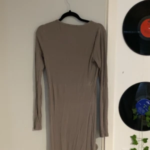 Lång klänning  - Beige lång klänning, skön, fin, och passar bra en sen sommarkväll, rätt så tunn, inga skador eller fläckar, precis som när den köptes 