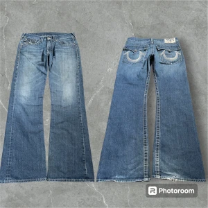 BOOTCUT BAGGY TRUE RELIGION JEANS - Tvärfeta baggy bootcut true religion jeans mer sjuk benöppning och i mycket bra skick🔥💙 Få små defekter på bla benet men addar bara på designen💯💯 Tveka inte på att kontakta mig vid frågor eller funderingar💙💙