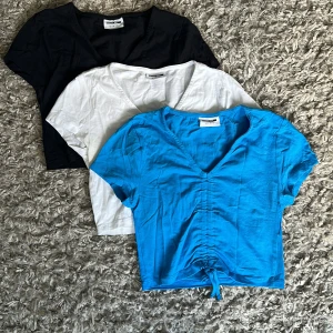 3 st toppar från Vero Moda! - 3 st tippar från Vero Moda, med knytning framtill. Endast den svarta är använd vid 1 tillfälle, de andra är oanvända! Nypris: 199kr/styck