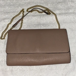 Väska🌸 - En jätte fin rosa/lila aktik väska med guld kedja, använd få gånger och är ifrån H&M. Samt har en liten fack i sig också där du kan få plats med tex dina bankkort.🩷