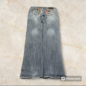 Low Rise Ed Hardy jeans  - Svin snygga Ed Hardy jeans i modellen ”straight” 😽 Säljer då dom tyvärr var för stora för mig. ❤️ Pris går att diskutera vid snabb affär!