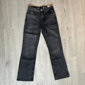 Jeans  - Säljer dessa svarta/mörkgrå jeans med hög midja. Stl 36. Aldrig använda 