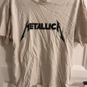 Säljer nu min Metallica tröja från h&m. Tröjan är använd fåtal gånger och har bara hamnat liggandes i min garderob den jag köpte den. Jag köpte den för 159kr och dröjer den nu för 50kr.  Djur finns i hemmet! Köparen står för frakten!