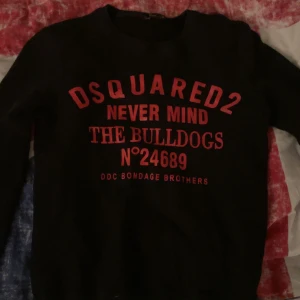 Dsquared2 tröja - Säljer min svarta Dsquared2 tröja