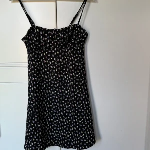 Blommig klänning  - Miniklänning med småblommor från H&M, storlek S. Aldrig använd, endast provad.  Pris kan diskuteras, kom med förslag