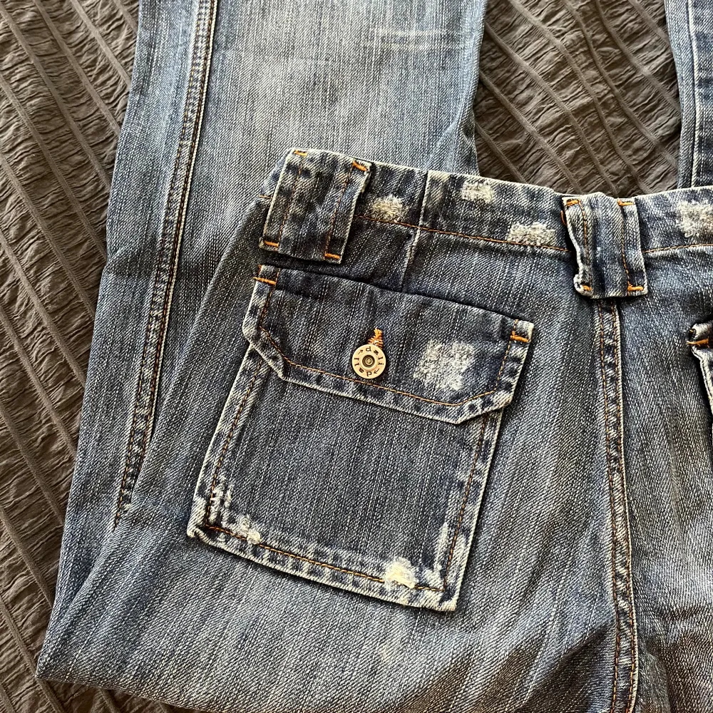 Så coola lowwaist bootcut jeans som tyvärr är lite för små för mig. Skulle säga att dom passar XS. Midjemåttet rakt över är 36 cm och innerbenslängden är 76 cm❤️‍🔥. Jeans & Byxor.