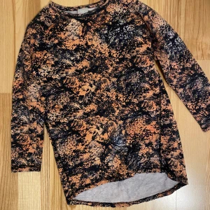 Tröja strl 140 - Fint begagnat skick. Kolla gärna in mina andra annonser för samfrakt. Jag säljer mycket barnkläder just nu.