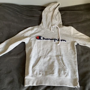 Champion hoodie XS - Hoodie i bra skick sitter bra i storlek 