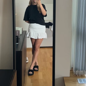 Vit linnekjol  - En vit volangkjol i linne. Stl 36. Använd fåtal gånger :)