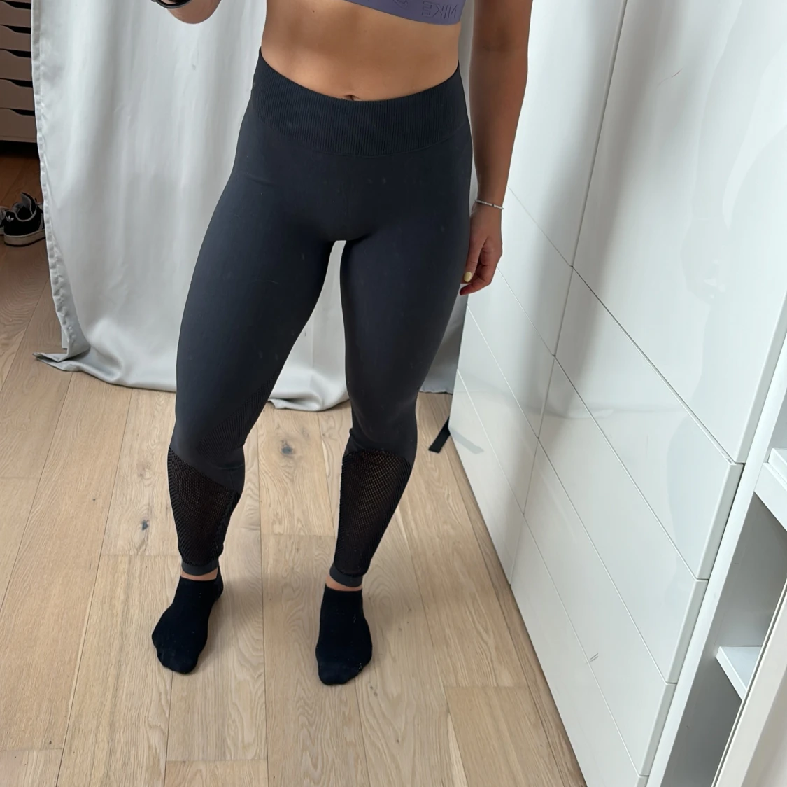 Mörkgrå adidas träningstights