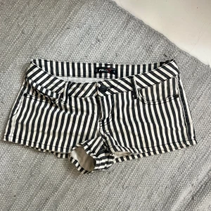 Randiga shorts - Superfina randiga shorts. Midjemått 35 cm, total längd 21 cm. Köp via köp nu❤️