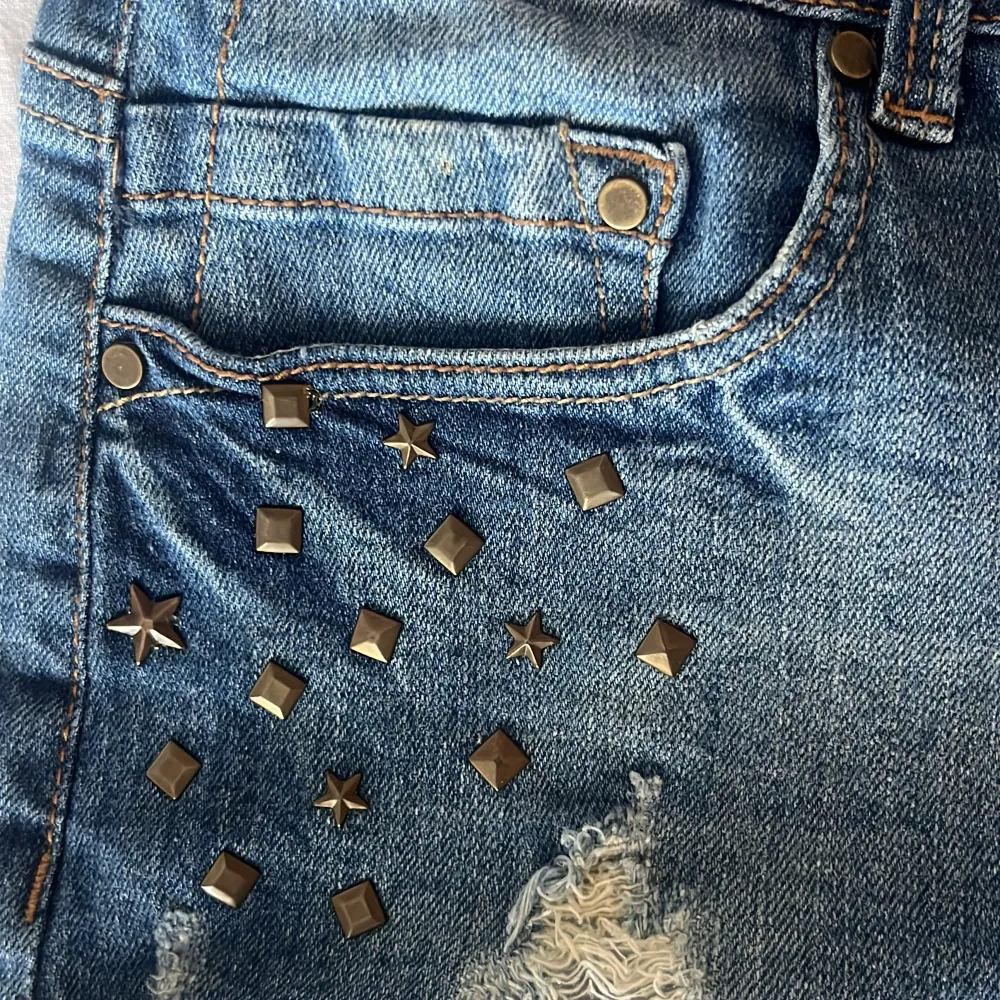 Lågmidjade jeansshorts med snygga detaljer!!❤️‍🔥 Midjemått rakt över:33cm  Använd Köp Nu, skriv privat för frågor 🌸. Shorts.