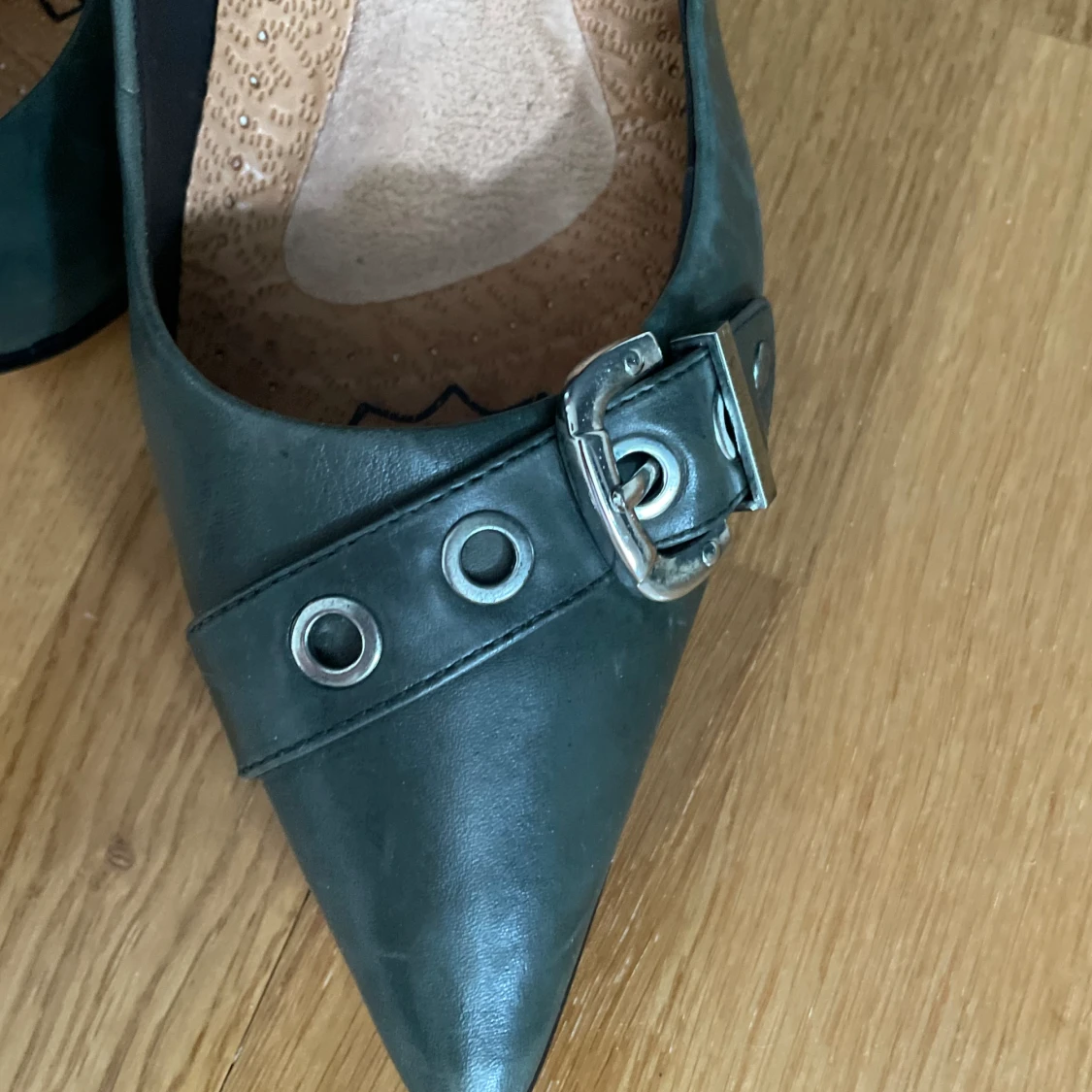 Mörkgröna klackar med buckeldetalj  - 91