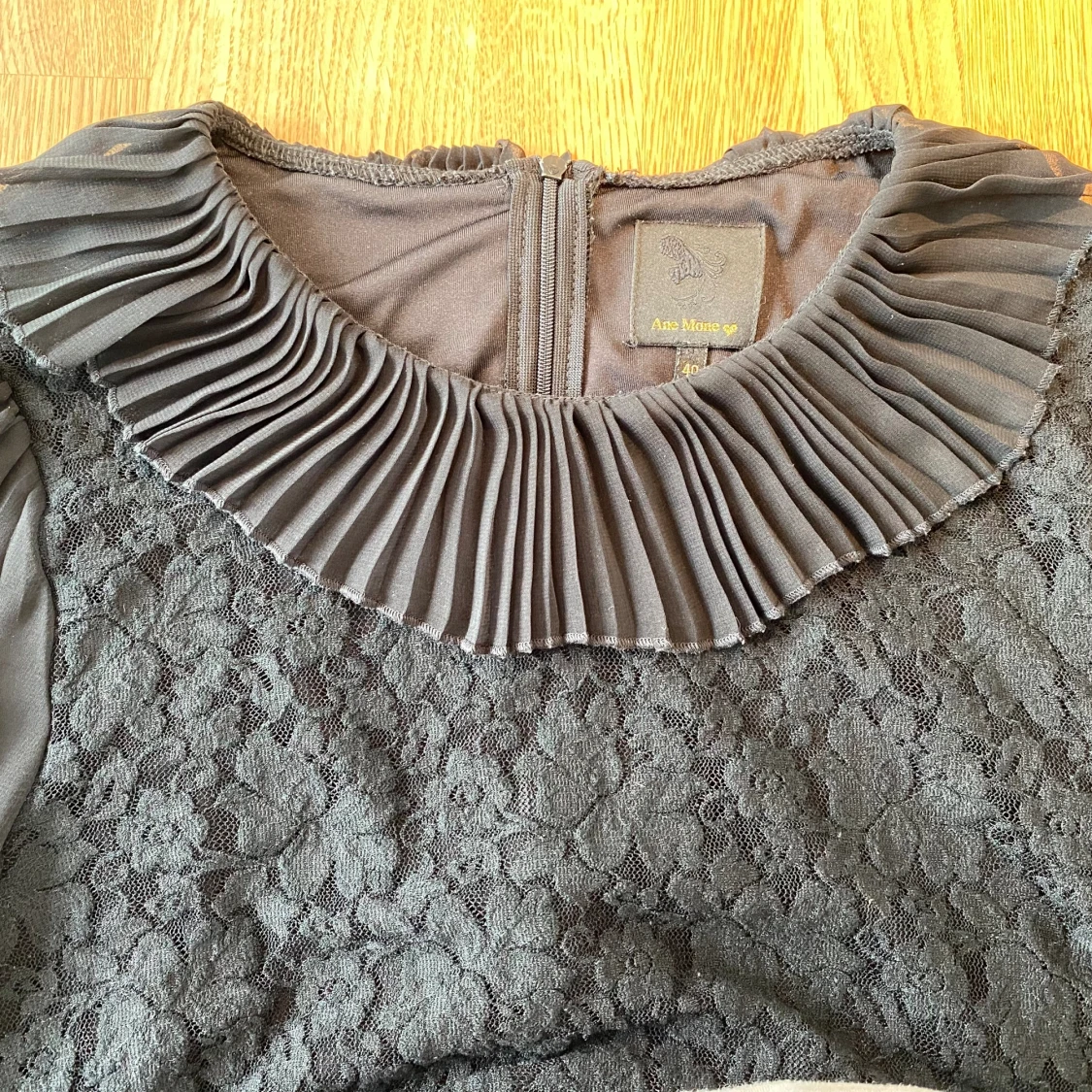 Svart blus med spets och genomskinliga ärmar och krage i strl 40 fr Ane Mone - 91