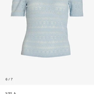 VICHIKKA PUFF O NECK BLUS - Jätte fin ljusblå blus från Vila, som tyvvär inte kommer till användning🩵Den har inte defekter och är som ny🩵Ordinare pris var 329 kr