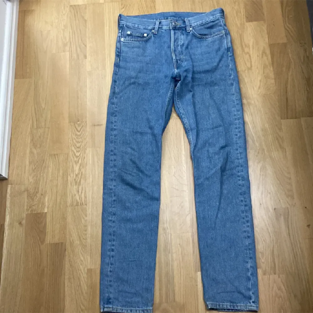 Ljusblåa regular straight jeans ifrån weekday. Endast anvönt några gånger. Perfekt skick, ny pris 600kr Storlek 28/32. Jeans & Byxor.