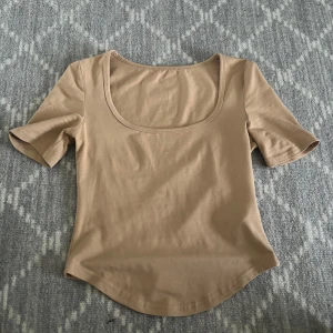 Beige tröja - Säljer min beige tröja som är oanvänd och köptes i SHEIN. Skriv om du har frågor